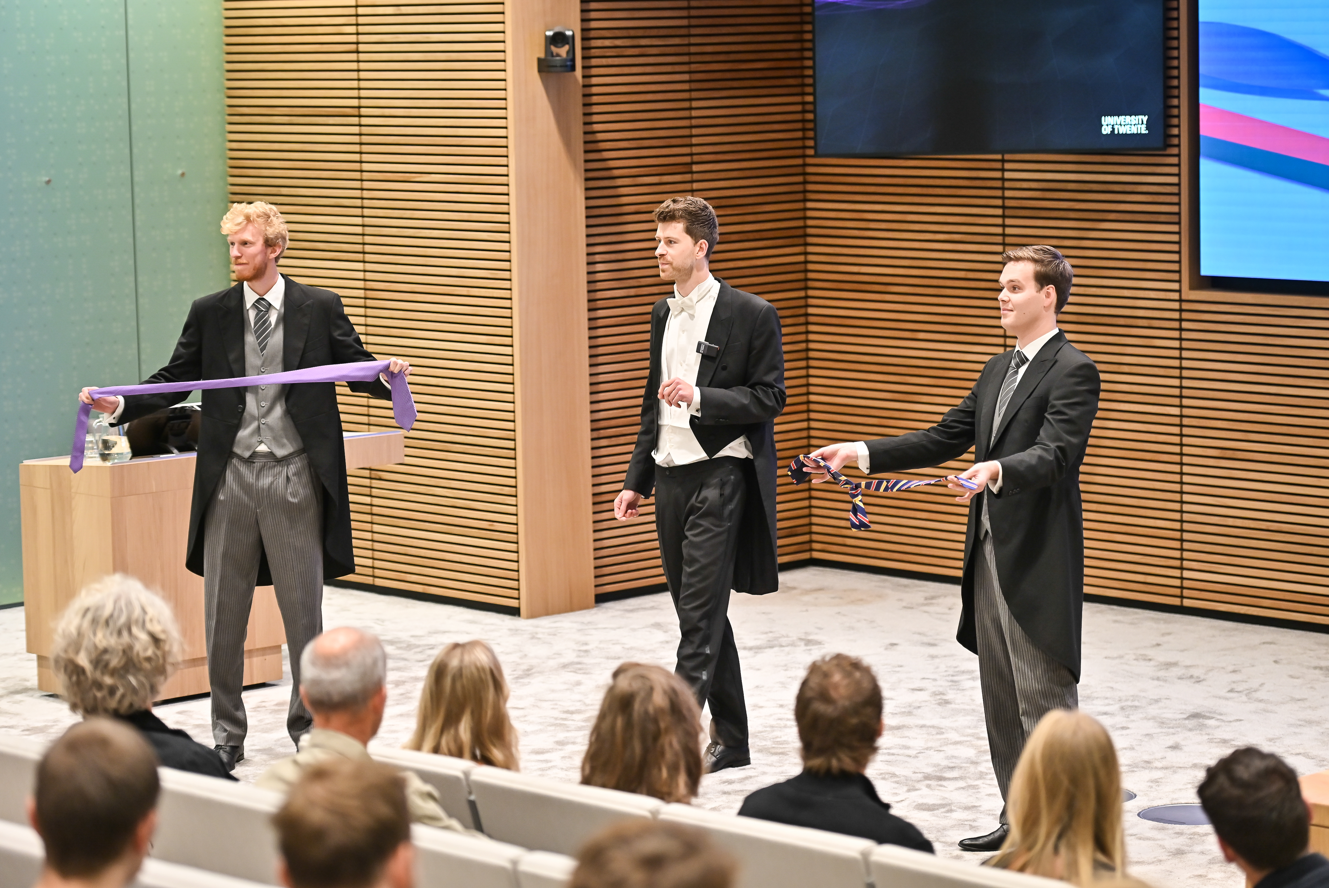 Explaining the concepts of topology with a tie